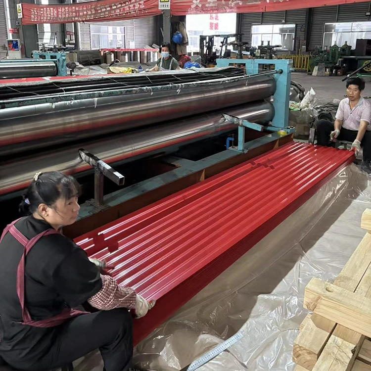 Väripinnoitettu aallotettu metallikatto